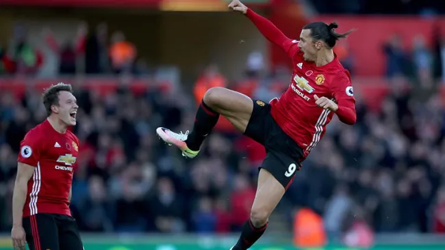 Zlatan brinca para celebrar un gol con Manchester United