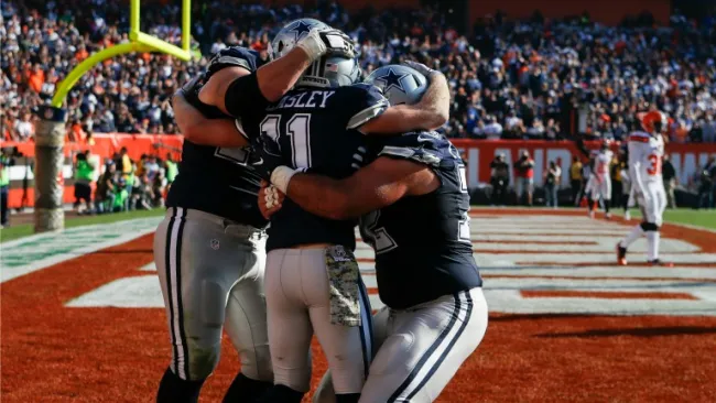 Beasley, Zack Martin y Travis Frederick, festejan Touchdown contra Cleveland