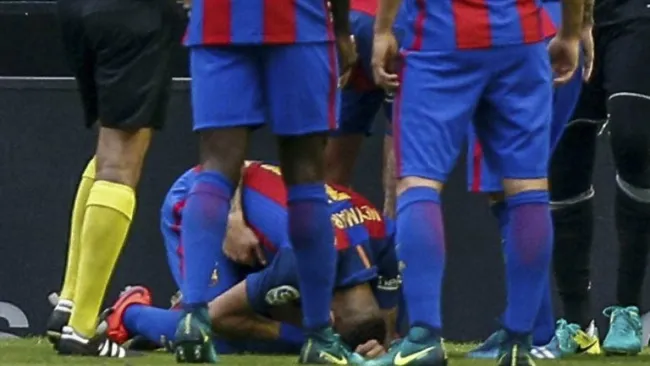 Neymar tirado en el piso tras recibir el botellazo