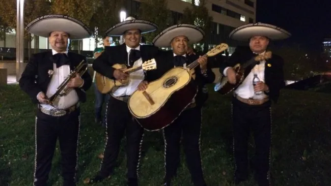 Mariachi toca canción para el Tri