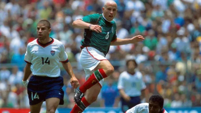 Gerardo Torrado pelea un balón en el encuentro del 2001 frente a EU