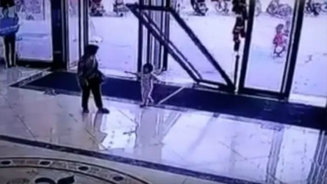 Puerta cae sobre una pequeña de tres años