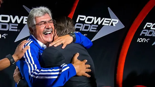 Ricardo Ferretti abraza a Miguel Herrera en el partido contra Tijuana