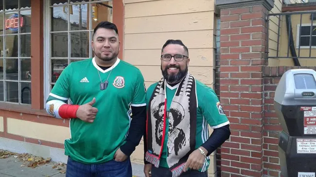 Aficionados mexicanos, integrantes del Pancho Villa's Army