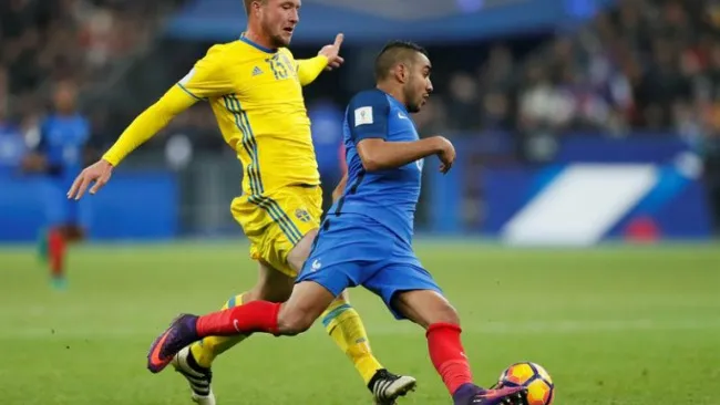 Dimitri Payet conduce el balón frente a Jakob Johnsson
