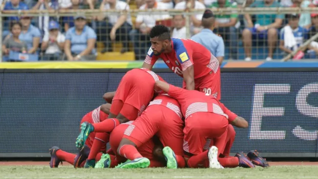 Los jugadores de Panamá festejan el gol del triunfo frente a Honduras