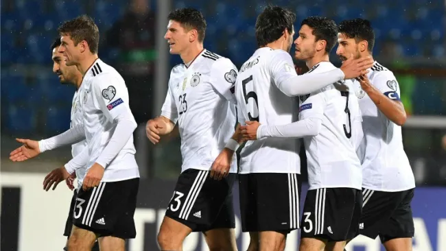 Seleccionados de Alemania festejan un gol contra San Marino