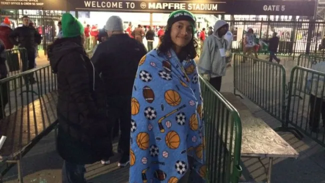 Una aficionada mexicana se cubre del frío con una cobija