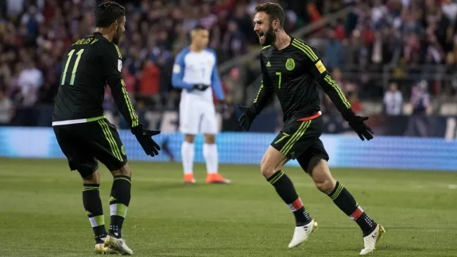 Layún corre a Vela para celebrar su gol