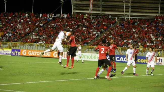 Sheldon Bateau disputa el balón con Celso Borges