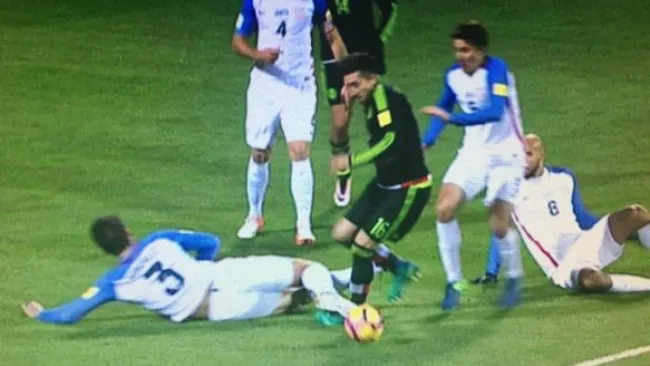 González patea a Herrera en el área