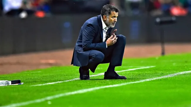 Juan Carlos Osorio observa un partido de la Selección en el Azteca