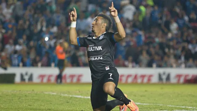 Camilo Sanvezzo festeja un gol con Gallos