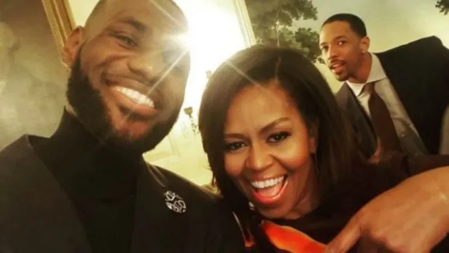 Michelle Obama y LeBron James posan para selfie