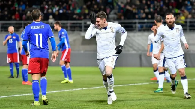 Andrea Belotti celebra uno de sus dos goles contra Liechtenstein