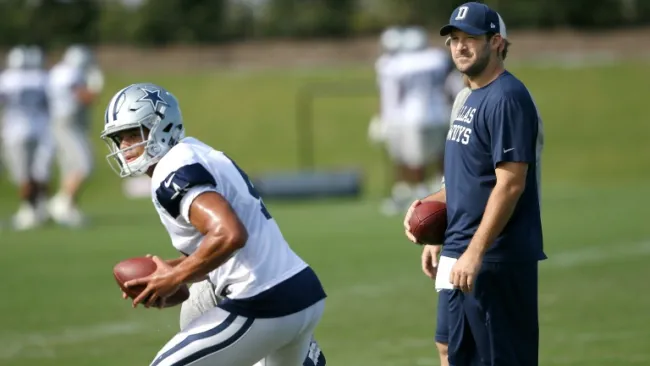 Tony Romo observa el accionar de Dak Prescott