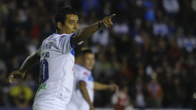 Alfredo Moreno celebra una anotación frente a Bravos