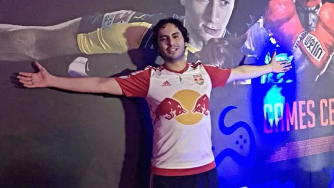 UL1BARRI festeja tras coronarse en FIFA