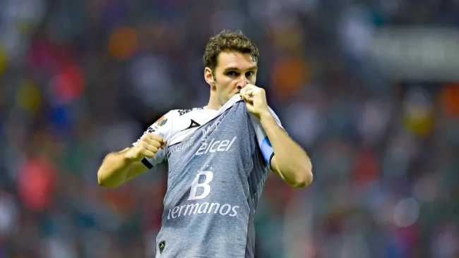 Mauro Boselli besa la playera de León tras anotar un gol