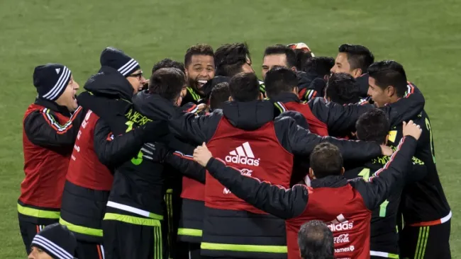 Los jugadores del Tri se abrazan tras ganar en Estados Unidos