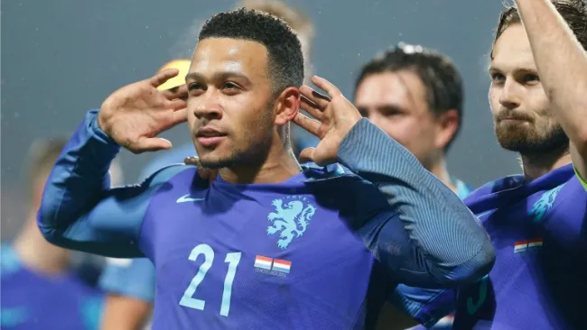 Memphis Depay celebra una anotación con Holanda 