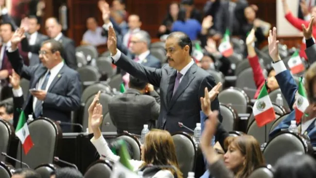 Diputados votan durante una sesión 