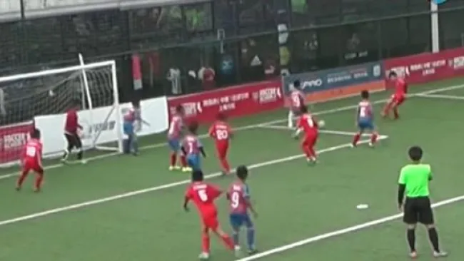 Los niños chinos realizan una de sus jugadas