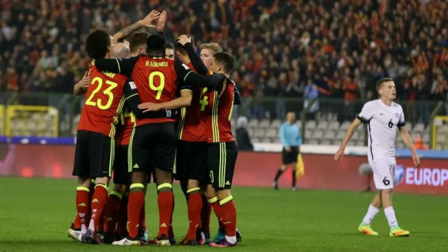 Jugadores de Bélgica celebran uno de sus ocho goles contra Estonia