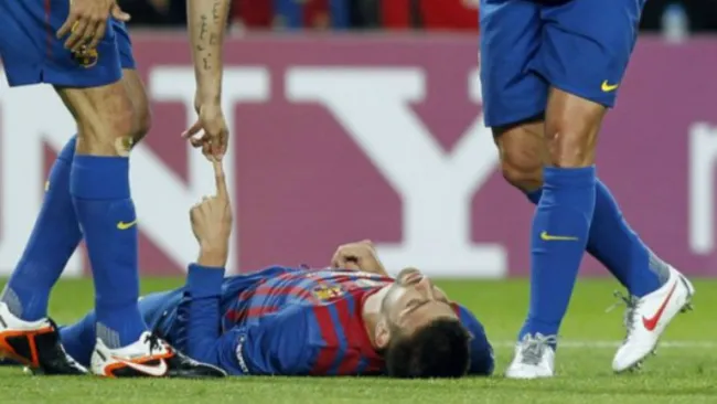 Gerard Piqué lesionado tras una falta