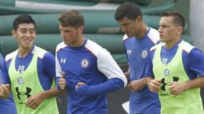 Santiago y Chrisitan Giménez trotan en un entrenamiento de Cruz Azul