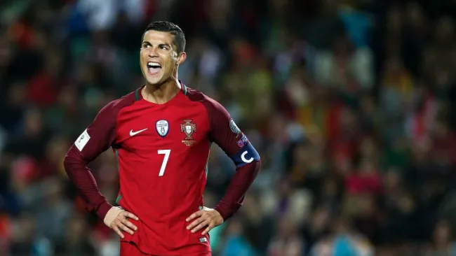 Cristiano Ronaldo durante el partido eliminatorio frente a Letonia