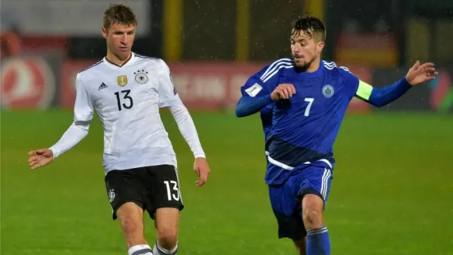 Thomas Müller enfrentándose a un jugador de San Marino