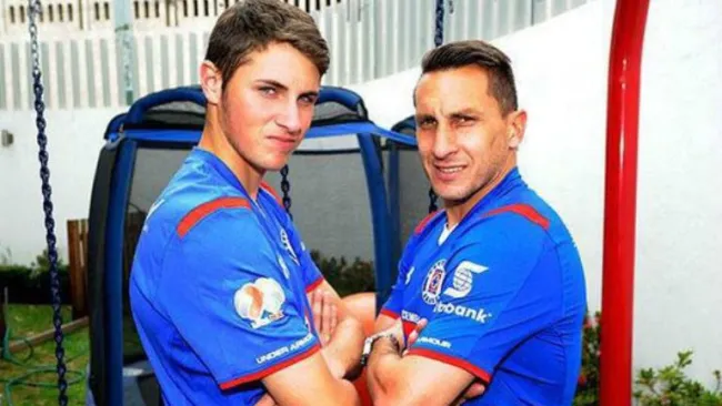 Santiago y Christian Giménez posan con la playera de Cruz Azul