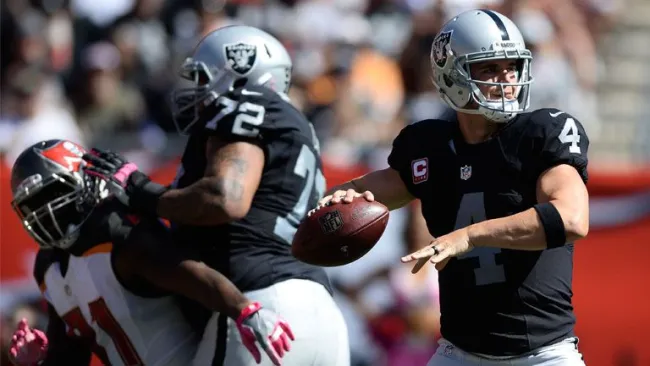 Derek Carr prepara su pase en duelo frente a Tampa Bay