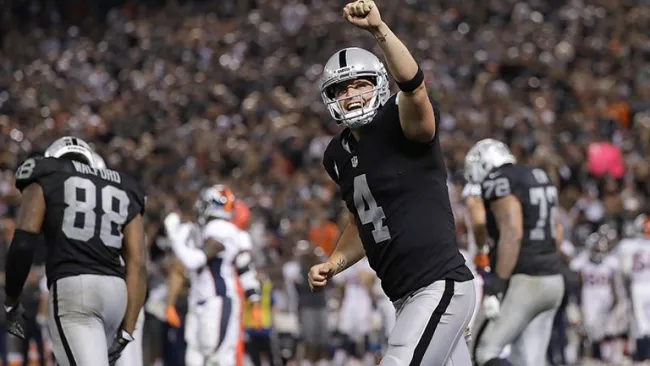 Derek Carr celebra tras un touchdown