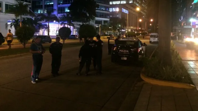 Policías resguardan hotel de concentración del Tri
