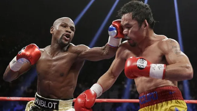 Momento del combate entre Pacquiao y Mayweather Jr.