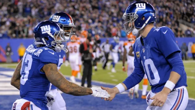Eli Manning felicita a Odell Beckham Jr tras anotar un TD
