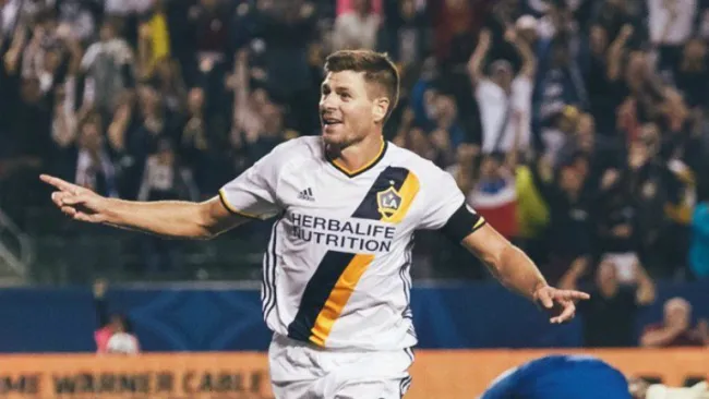 Steven Gerrard festeja una anotación con los galácticos 
