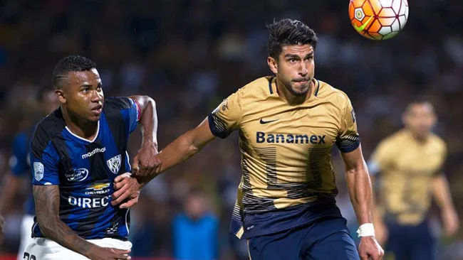 Eduardo Herrera cubre el balón en juego de Copa Libertadores