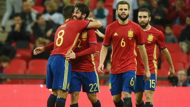 Jugadores de España festejan el gol de Isco
