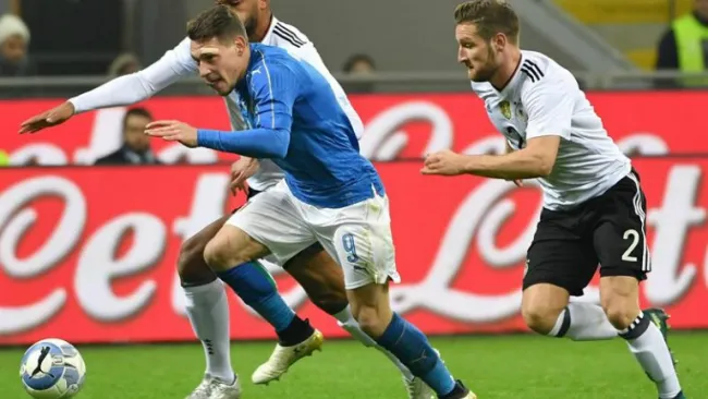 Andrea Belotti disputa el balón con Shkodran Mustafi