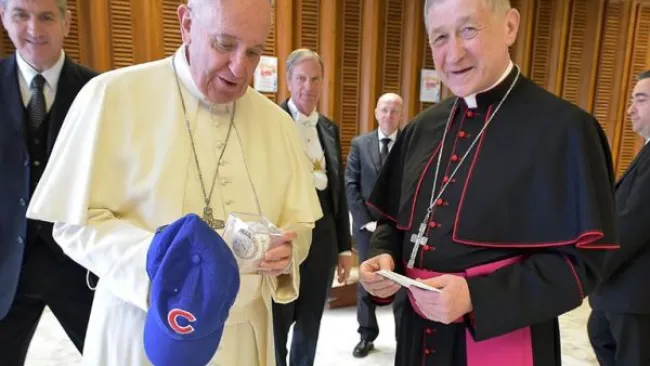 El arzobispo de Chicago entrega gorra de los Cubs al Papa