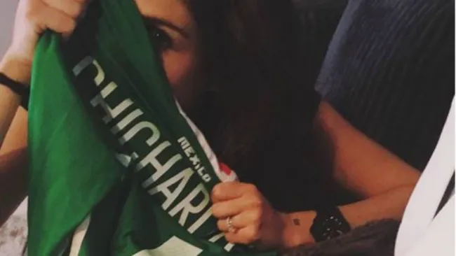 Lucía Villalón se tapa el rostro con la camiseta del Tri