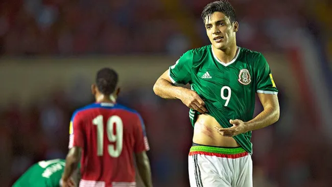 Raúl Jiménez muestra la marca dejada por una falta recibida