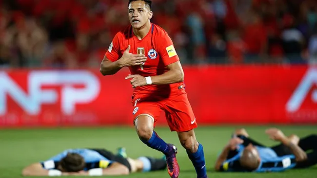 Alexis Sánchez festeja tras marcar un gol contra Uruguay