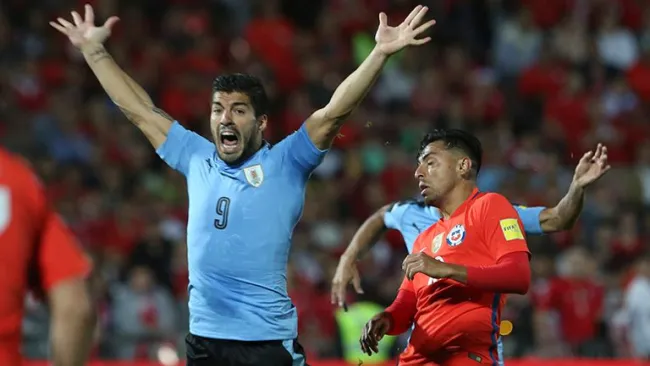 Jara en una acción con Luis Suárez