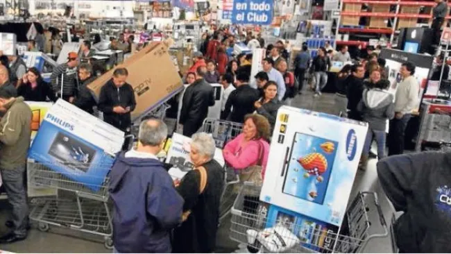 Gente comprando en el Buen Fin