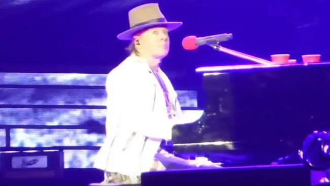 Axl Rose toca el piano durante un concierto
