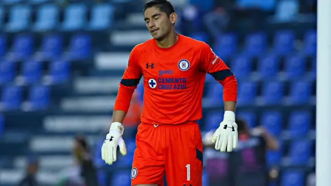Chuy Corona se lamenta en juego de Cruz Azul